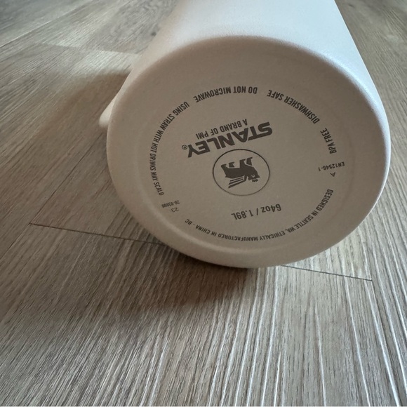 Stanley Cream Tumbler with Handle - Picture 4 of 8